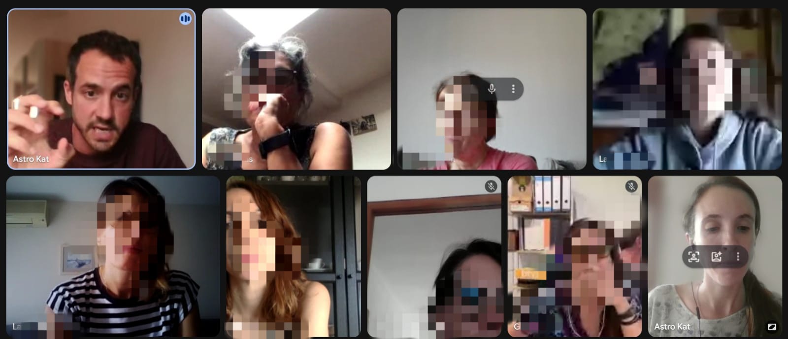 Ambient càlid de treball amb agenda i portàtil