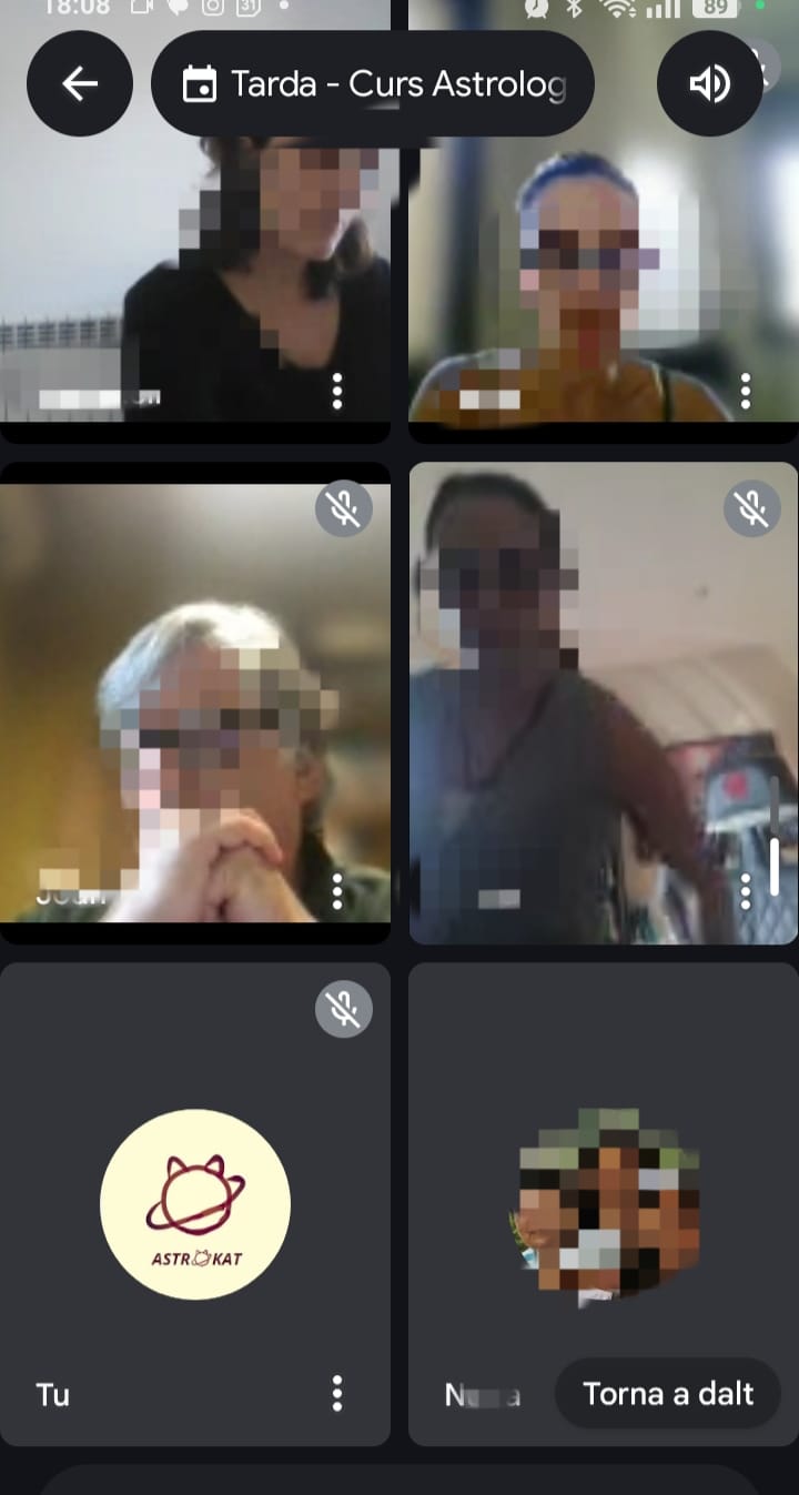 Alumna prenent notes durant una tutoria