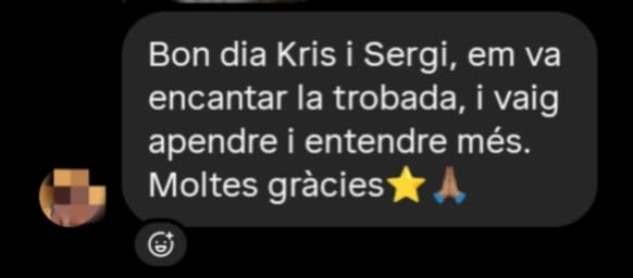 Sessió d'astrologia amb apunts a mà i ordinador