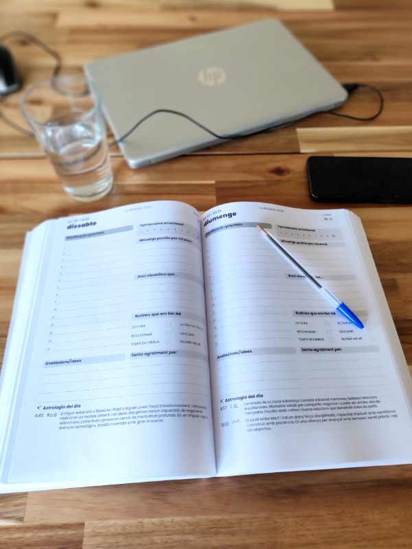 Portada i interior de La Brúixola 2026