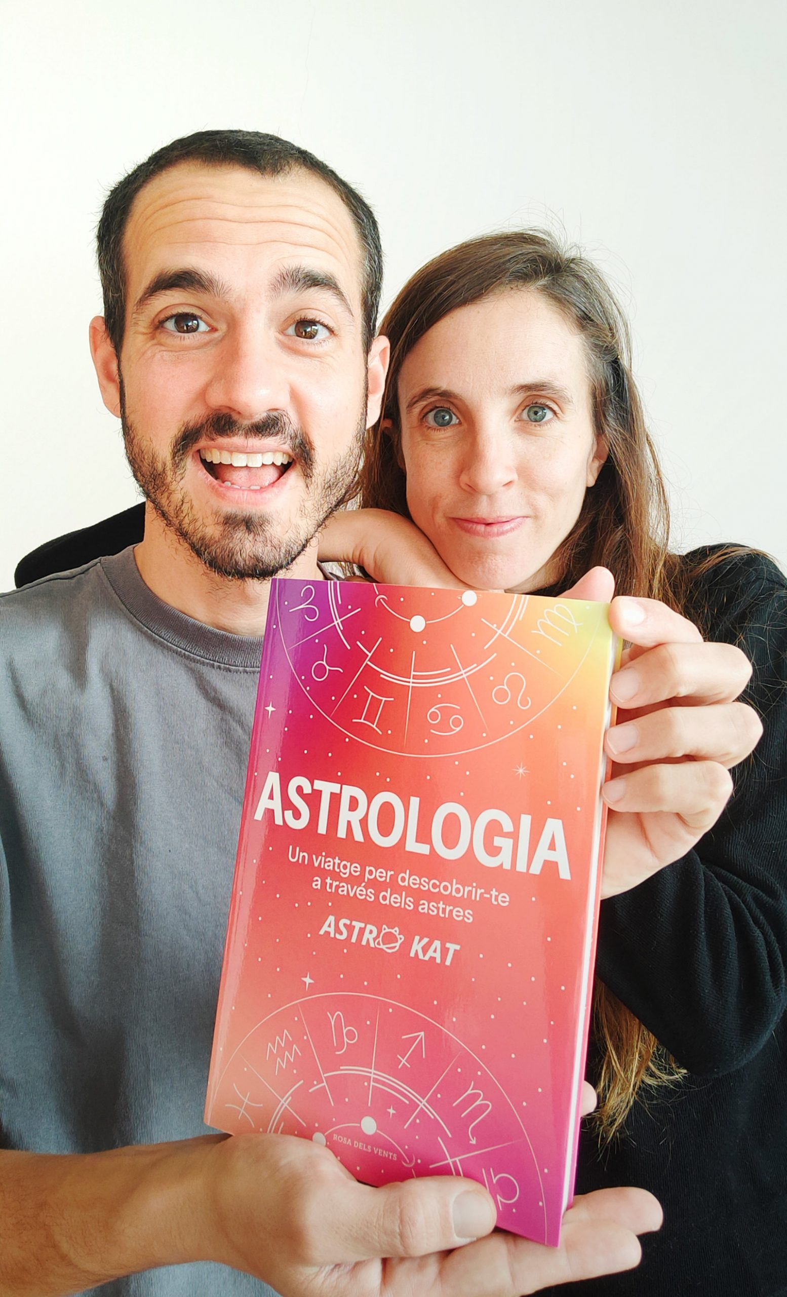 Kris i Sergi amb el llibre Astrologia